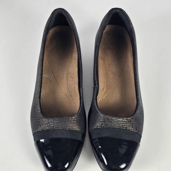 Clarks Artisan Women’s Size 7M Black Cap Toe Low Heel Dress Shoes Comfort Flats - Picture 2 of 8